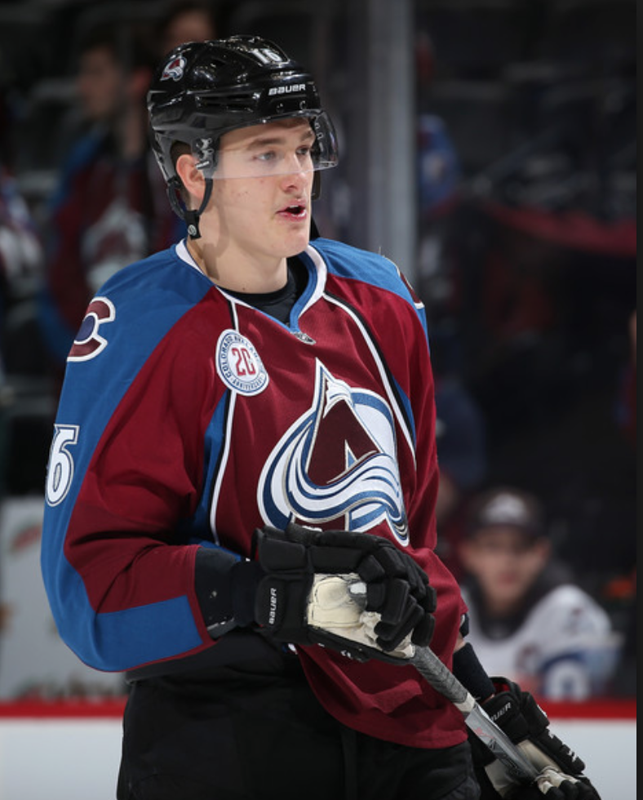 Nikita Zadorov menace L'Avalanche...