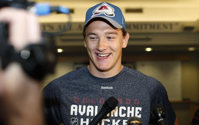 Nikita Zadorov PÈTE SA COCHE PUBLIQUEMENT sur Joe Sakic..