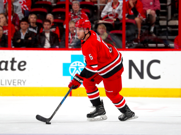 Noah Hanifin serait tout proche de Montréal...