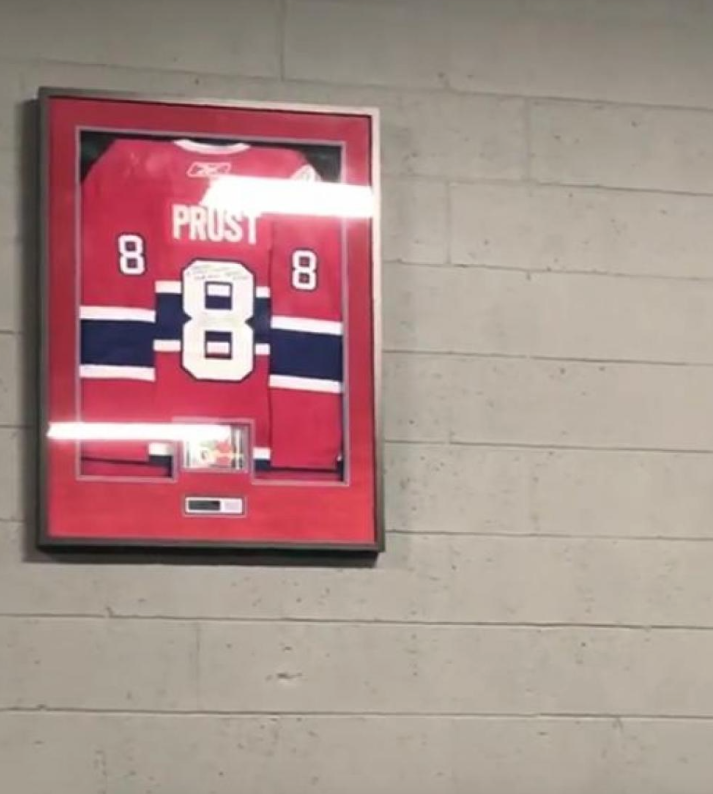 On conseille à Brandon Prust...D'enlever ce cadre du CH...