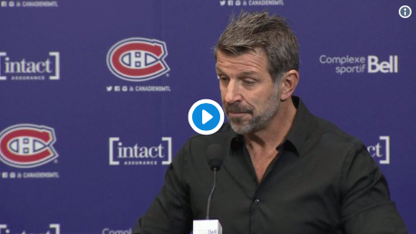 On dirait que Marc Bergevin parle à la blonde de David Desharnais...