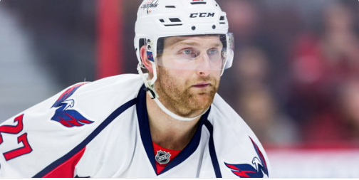 On remarque déjà...Que Karl Alzner n'est pas le plus RAPIDE sur patins..