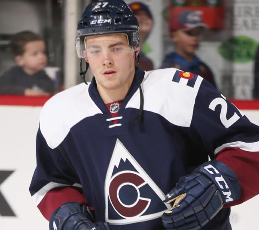 OUCH...Tyson Jost va manger le camp de L'Avalanche...