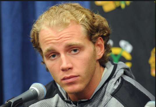 Patrick Kane HUMILIE son DG en conférence de presse...