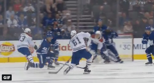 Pendant que Kotkaniemi se fait détruire le dos...