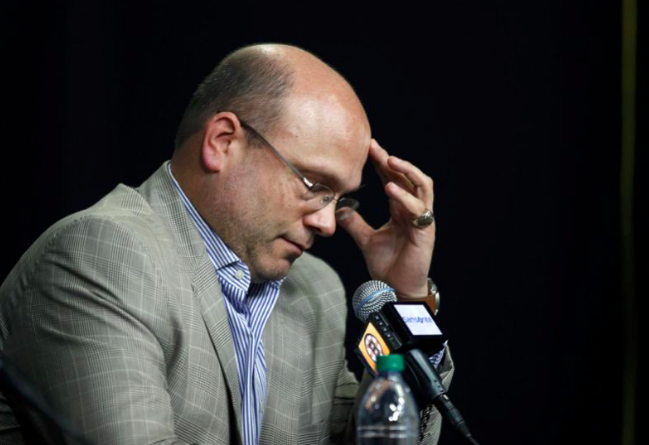 Peter Chiarelli s'est fait NIAISER HARD par les partisans des Leafs..MAIS...