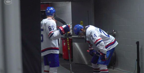 Phil Danault et Andrew Shaw commencent à GOSSER BEN DU MONDE dans le vestiaire..