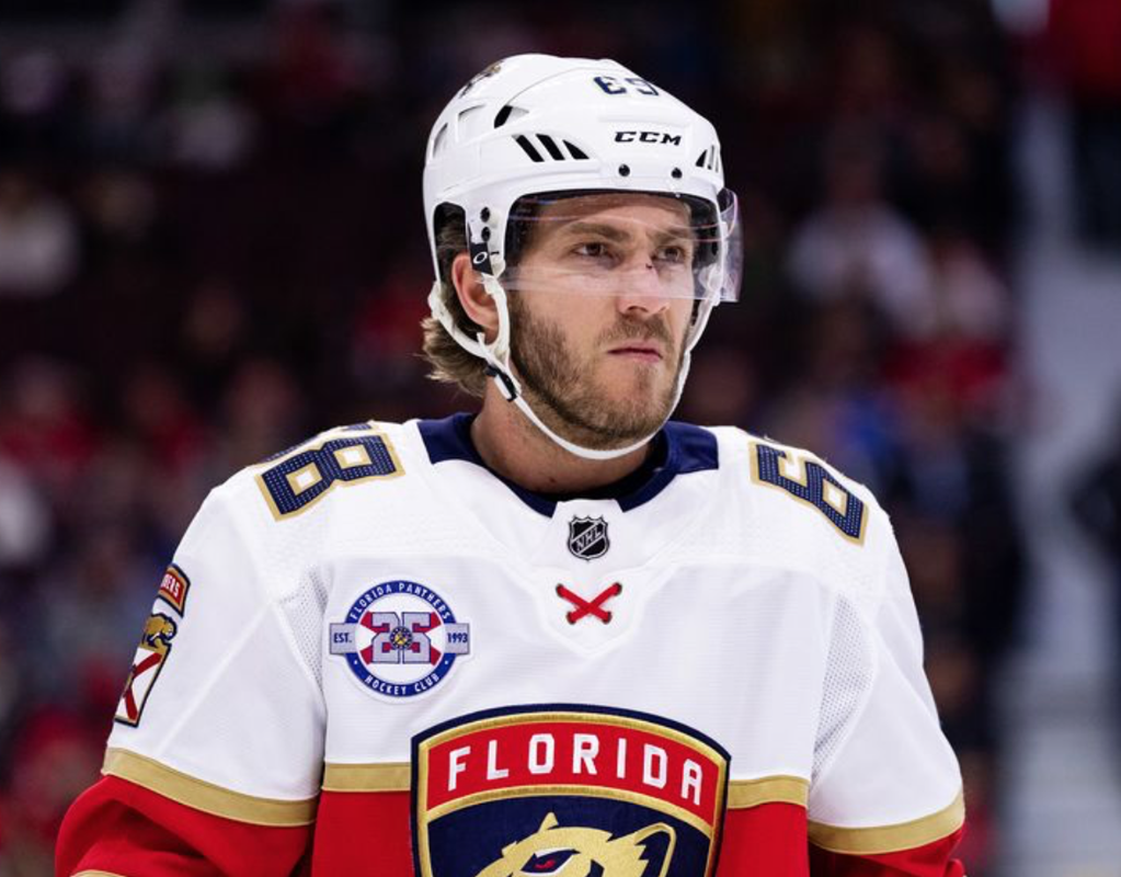 Plusieurs équipes dans le derby Mike Hoffman, DONT...