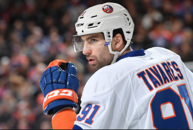 Renaud Lavoie qui essaie d'avoir le SCOOP de John Tavares à Montréal..
