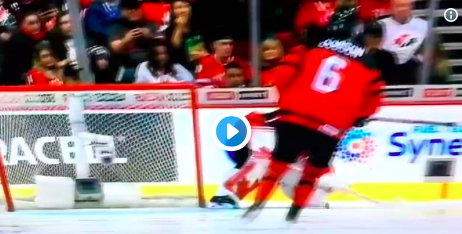 Revoyez la passe de Nick Suzuki... En GROS PLAN...