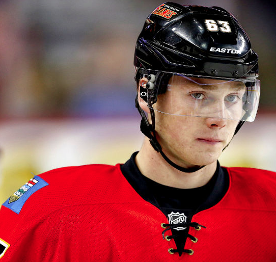 Sam Bennett est bel et bien disponible à Calgary....Bergevin et ses GROS GUNS vont lui montrer!!! HAHA!!!!