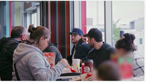 Selon un gars présent au McDo....Pendant le tournage de la pub...