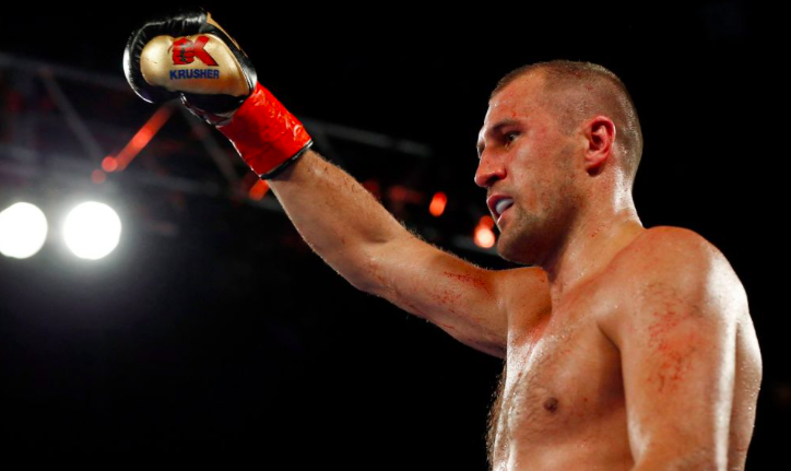 Sergei Kovalev a FRAPPÉ la FILLE dans la FACE...