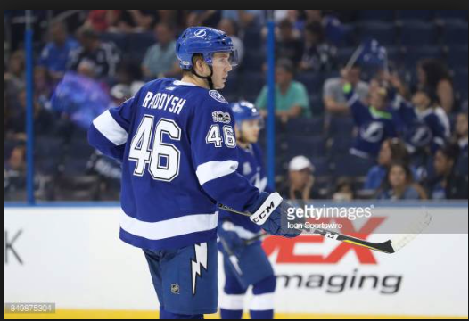Taylor Raddysh accompagnerait Mikhail Sergachev dans un DEAL pour Karlsson....