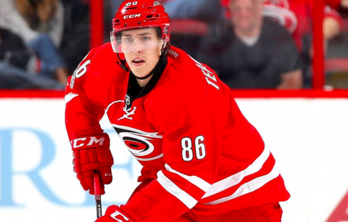 Teuvo Teravainen dans le VISEUR de Marc Bergevin...pour faire plaisir à Trevor Timmins...
