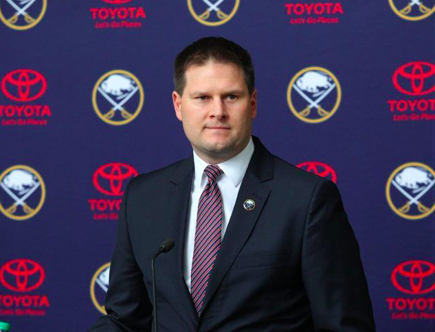 Tout le monde se PROSTERNE devant le nouveau DG des Sabres...mais...