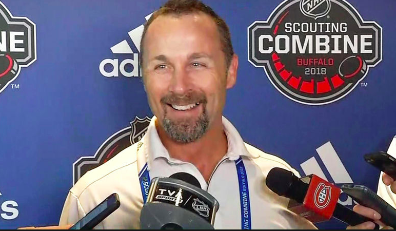 Trevor Timmins doit RAGER à l'INTÉRIEUR....