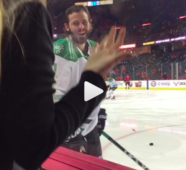 Tyler Seguin qui FU...la bière d'une fan des Flames...