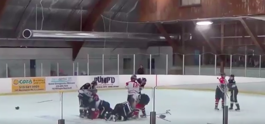 Un COACH qui fait une PRISE de LUTTE​ à un arbitre...