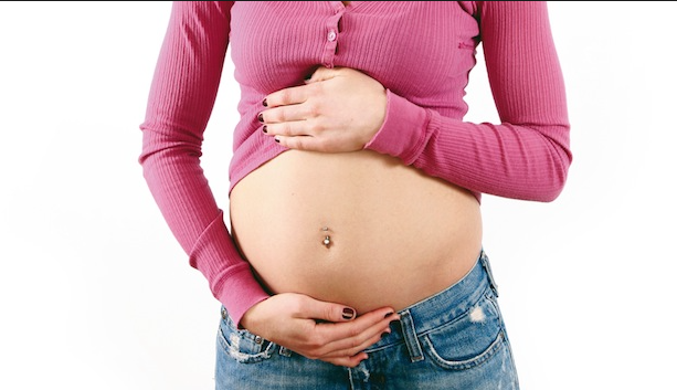  Une femme de 17 ans aurait été mise ENCEINTE..