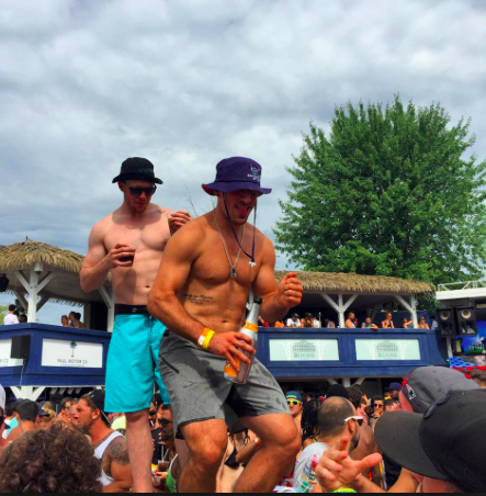 Vidéo: Brad Marchand se fait FRAPPER par un BALAI et PÈTE une COCHE...HAHA!!!