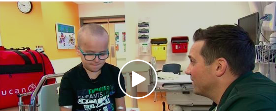 Vidéo: Ce petit...Nous a FENDU le COEUR...