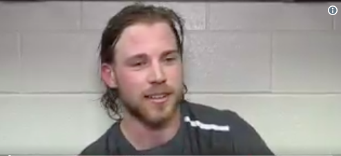 Vidéo: Elias Lindholm continue de RIRE des partisans des Hurricanes..