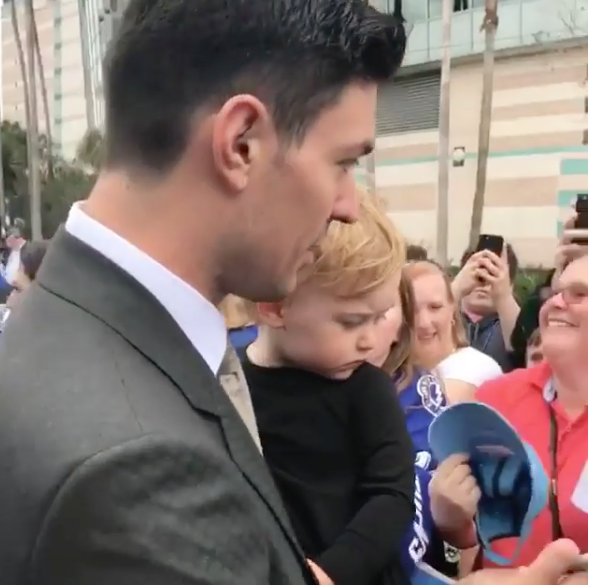 Vidéo: HAHA!!!! La fille de Carey Price regarde les FEFANS de haut...