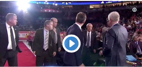 Vidéo: HAHA!!! Lou Lamoriello BOUNCE sur la musique...