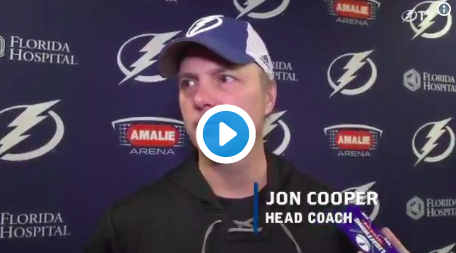 Vidéo: Jon Cooper qui lance des FLEURS à Mikhail Sergachev...