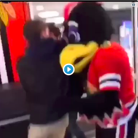 Vidéo:  LA MASCOTTE des Blackhawks a PÉTÉ la YEULE à un gars..