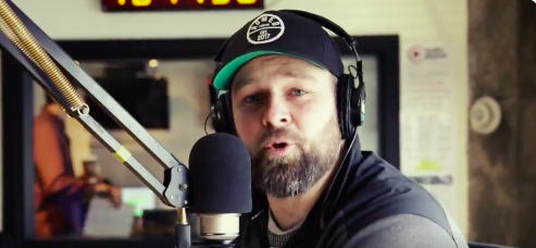 Vidéo: Le 91,9 Sports traite le 98,5 de MENTEUR quand la radio affirme qu'elle est numéro un au Québec.