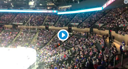 Vidéo: LE MEILLEUR CHANT LANCÉ à John Tavares..