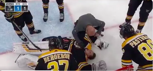 Vidéo: Tuukka Rask semble MORT sur la glace..À GLACER LE SANG!!!!