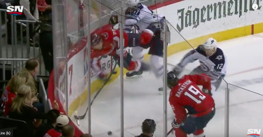 Vidéo: Tyler Myers s'est fait couper l'une de ses RIBS....