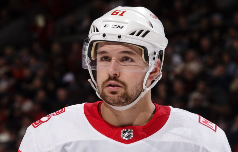 Xavier Ouellet sera en UNIFORME ce soir pour les Wings...Afin de la montrer à Marc Bergevin...