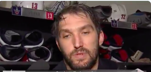 Alex Ovechkin fait semblant de se sentir MAL....