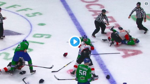 C'est Bob Hartley qui a ordonné à ses joueurs de commencer une BAGARRE GÉNÉRALE.