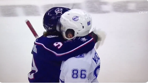 HAHA...Panarin est CRAMPÉ dans la face à Kucherov...