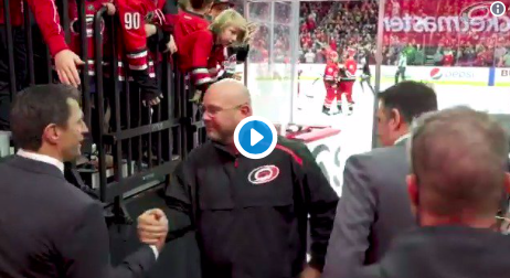 Le moment EXACT où Rob Brind'Amour apprend que les Canes sont en séries...