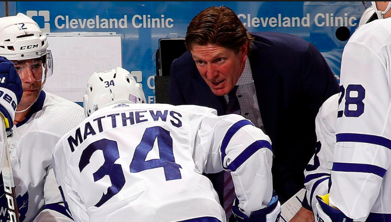 LONGUE DISCUSSION entre Auston Matthews et Mike Babcock à l'entraînement des Leafs.