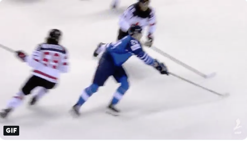 AYOYE...Kaapo Kakko humilie les joueurs du Canada...