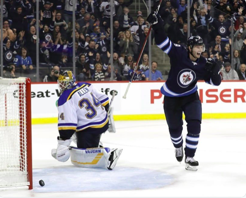 Course à 4 pour Jacob Trouba...