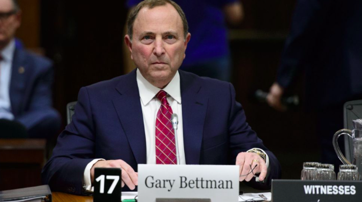 Gary Bettman ne veut pas ÉLIMINER les COUPS à la tête..