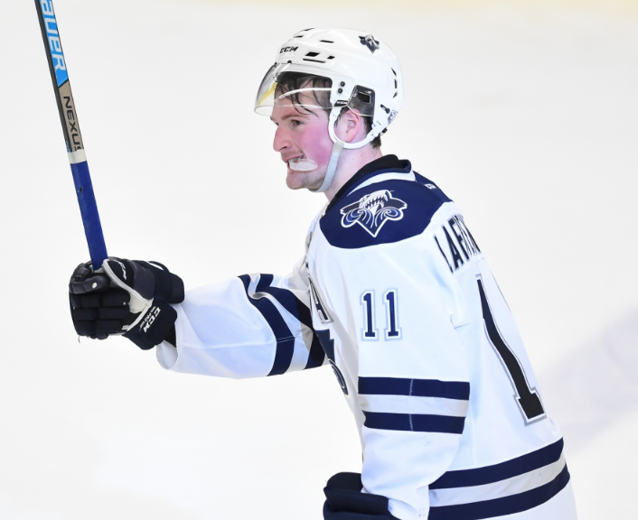 Il est déjà avec les grands du hockey !!!