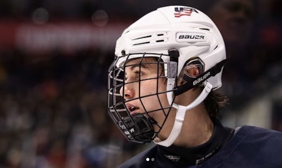 Jack Hughes est en train de glisser...