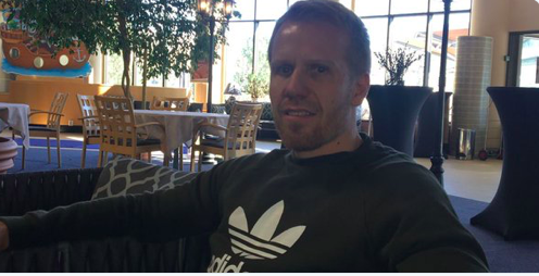 Le coach de Joni Ikonen lui met la GROSSE PRESSION SALE..