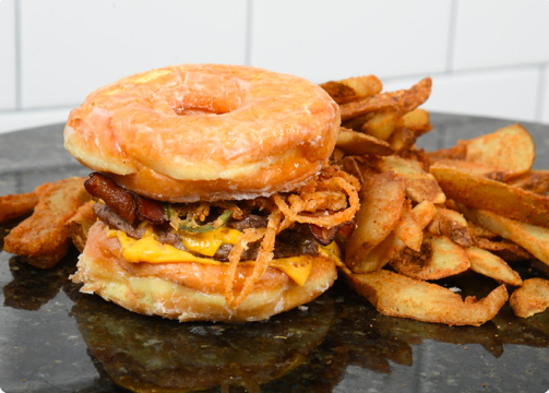 Les COLONS de BOSTON... Offrent un BURGER DÉGUEULASSE....