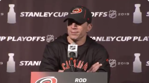 Rob Brind'Amour fait rire de lui, par le coach des Bruins...