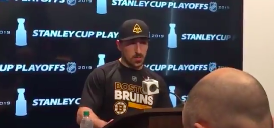 Vidéo: Brad Marchand s'est fait SLAPPÉ les mains par son DG...